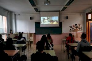 El Ayuntamiento de Almenara y Escola Valenciana promocionan el cine en valenciano
