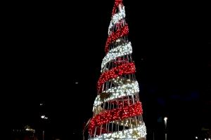 El Ayuntamiento de Oropesa del Mar instala iluminación navideña por todo el municipio