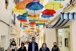 Teulada Moraira “Imagina un cielo de colores” llenando de paraguas una de sus calles