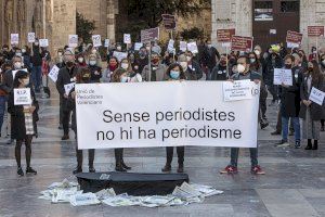 Periodistas y fotoperiodistas valencianos se manifiestan para defender el futuro de la profesión