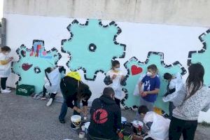 Más de 50 menores de La Coma realizan un grafitti urbano en un proyecto pionero de mejora de la convivencia