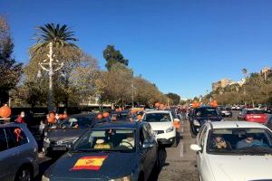 Un miler de vehicles bloquegen el centre de València per protestar contra la Llei Celaá