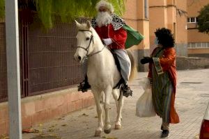 La Escuela Infantil Municipal Rosa Fernández de Elche recibe al rey Melchor a caballo