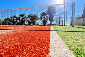 Los trabajos de remodelación de las pistas de tenis de San Crispín concluyen con la instalación de césped artificial en una de ellas