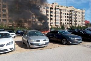 Incendio de vehículos en un solar de la Avenida Baleares en Valencia