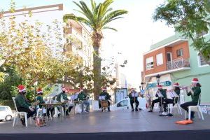Los 'dolçainers' y 'tabaleters' de Oropesa llenan la plaza Mayor de villancicos y canciones navideñas