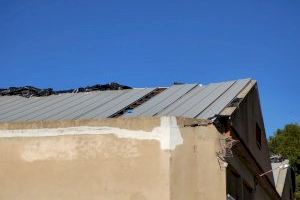 El fuerte viento levanta algunas planchas del techo de las pistas de Pádel de Benifaió