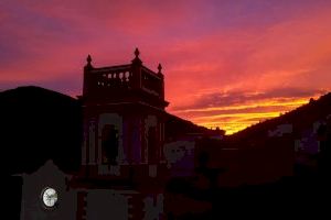 El candilazo tiñó de rojo el cielo del atardecer en la Comunitat Valenciana