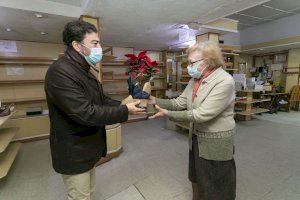 El alcalde entrega una Tesela de la Explanada a los propietarios de Calzados Gabino por su jubilación después de 51 años de trayectoria profesional