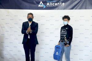 El concejal de Deportes de Alicante entrega los trofeos a los ganadores de la San Silvestre más solidaria frente al Covid - 19