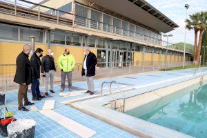 Alaquàs realiza nuevos trabajos de repavimentación de la zona de playa y recuperación de más zona de césped en la piscina municipal de verano