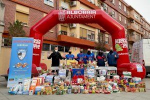 El grupo Xufarunners consigue llenar de alimentos la furgoneta de la ONG Tira Avant Alboraia Solidaria