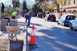El Ayuntamiento de Elda urbaniza la acera de la calle Gobernador José Vera Maestre para mejorar la accesibilidad en el barrio
