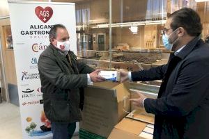 Alicante Gastronómica Solidaria recibe una donación de mascarillas y pantallas de protección para los voluntarios que elaboran y reparten los menús solidarios