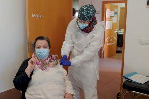 Els residents de La Milagrosa d'Alberic comencen a rebre la vacuna contra el covid