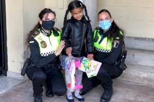 La Policía Local reparte regalos e ilusión a los niños de Torrent
