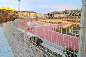 El Ayuntamiento de Elda renueva el vallado perimetral del Nuevo Pepico Amat y la Pista de Atletismo de La Sismat