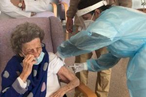 Esperanza, de 104 años, la primera persona vacunada de Calp frente a la COVID-19