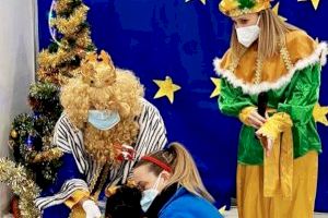 Bankia y Casa Caridad entregan los regalos de los Reyes Magos  a 140 niños escolarizados en escuelas de la ONG