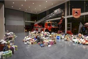 El Ayuntamiento y los bomberos del SPEIS agradecen la donación de 1.600 juguetes y 5.700 kilos de comida en su VI Jornada Solidaria