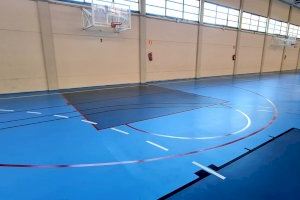 El Ayuntamiento de Elda renueva la pista del Pabellón Azul para mejorar la calidad de la superficie de juego