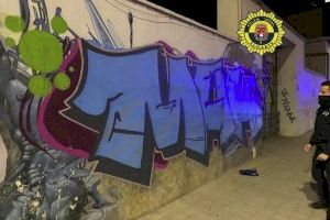 Pillados in fraganti dos grafiteros pintando una fachada en Alicante