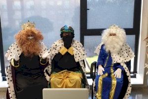Los Reyes Magos llevan regalos a los alumnos del CEE Pla Hortolans