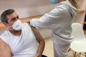 Usuarios y trabajadores de la Fundación SASM reciben las primeras vacunas contra la COVID-19 que llegan a Sueca