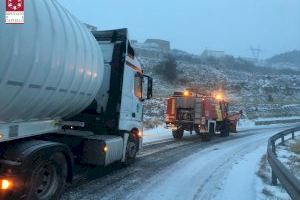 Els bombers auxilien a un camió de mercaderies perilloses bloquejat en Ares per gel i neu