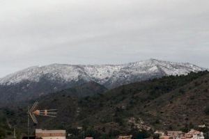 La neu es deixa veure a les muntanyes d'Alfondeguilla