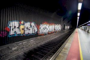 Detenidos cuatro grafiteros por pintadas en el túnel de una estación de tren en Elche