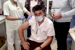Pilar de la Horadada vacuna contra el covid a sanitarios y conserjes de los centros