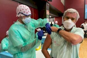 El Hospital del Vinalopó administra la vacuna contra el covid a sus profesionales