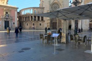 Los hosteleros de Valencia anuncian caceroladas en las puertas de sus bares a la hora del cierre