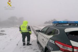 La Guardia Civil corta varias carreteras en Alicante por el colapso de vehículos que subían a ver la nieve