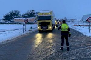 La Guardia Civil atiende a los camioneros atrapados por la nieve en El Rebollar y Chiva