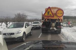Conductores imprudentes: colas de coches en Catí obstaculizan el trabajo de las quitanieve