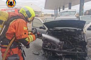 S'incendia el motor d'un cotxe al costat d'una gasolinera a Alcàsser