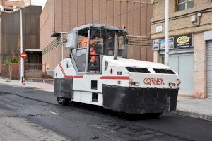 El Ayuntamiento retoma su plan de mejora de asfalto en la calle Antonio Machado y continuará en diferentes tramos en mal estado de El Pla