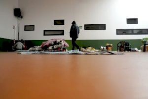 Una veintena de personas sin techo pasan la noche en el colegio diocesano Santiago Apóstol del barrio de Marxalenes ante la ola de frío