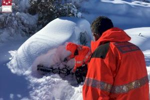 Troben un vehicle soterrat sota la neu als Ports