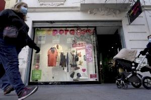 Las tiendas de ropa de segunda mano reciclada impulsadas por Cáritas Valencia inician rebajas con abrigos a 15 euros y prendas higienizadas con ozono