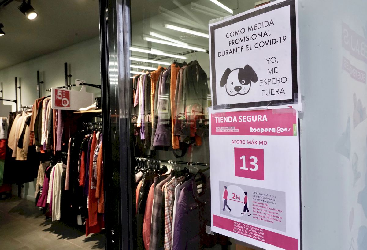 Las tiendas de ropa de segunda mano reciclada impulsadas por Cáritas Valencia inician rebajas con abrigos 15 euros y prendas higienizadas con