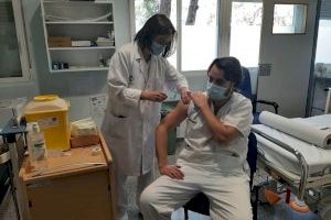 Empiezan a administrar la vacuna de Moderna en los hospitales de crónicos de la Comunitat Valenciana