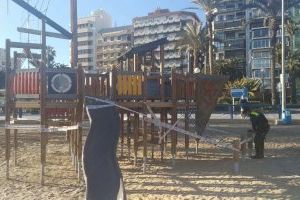 Alicante pide que la gente no acceda a los parques infantiles cortando las cintas que lo prohíben