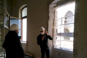 Las obras de rehabilitación del Palau del Almirall sacan a la luz dos ventanas góticas, una de ellas una 'coronella' del siglo XIV