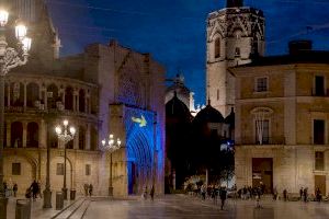 La Puerta de los Apóstoles de la Catedral estrena hoy una iluminación especial con motivo del Xacobeo 2021