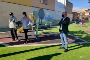 Servicios Públicos adapta y moderniza el jardín del Progreso con la instalación de nuevos juegos infantiles y césped artificial