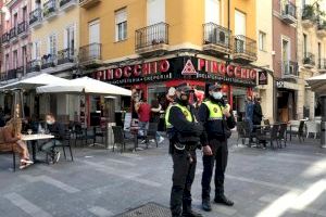 Alicante cierra el fin de semana con 51 denuncias por incumplir las normas del COVID-19, 9 locales de ocio sancionados y 5 botellones disueltos