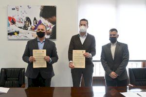 Martínez Dalmau firma un convenio con el Ayuntamiento de Elda para la cesión del derecho de tanteo que permite la compra de viviendas